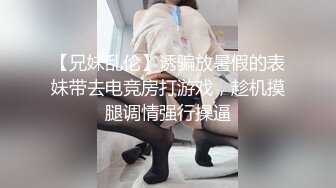 TP高颜值大学同学系列6， 厕所尿尿，脸蛋蛮精致的，家庭条件好，附生活照 【完】