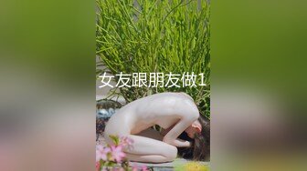 [MP4/ 967M]&nbsp;&nbsp;阿姨很忙看着自己的骚女儿在床上被大哥爆草抽插，陪狼友互动撩骚吃女儿奶子